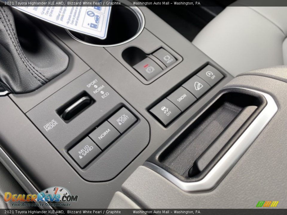 Controls of 2021 Toyota Highlander XLE AWD Photo #13