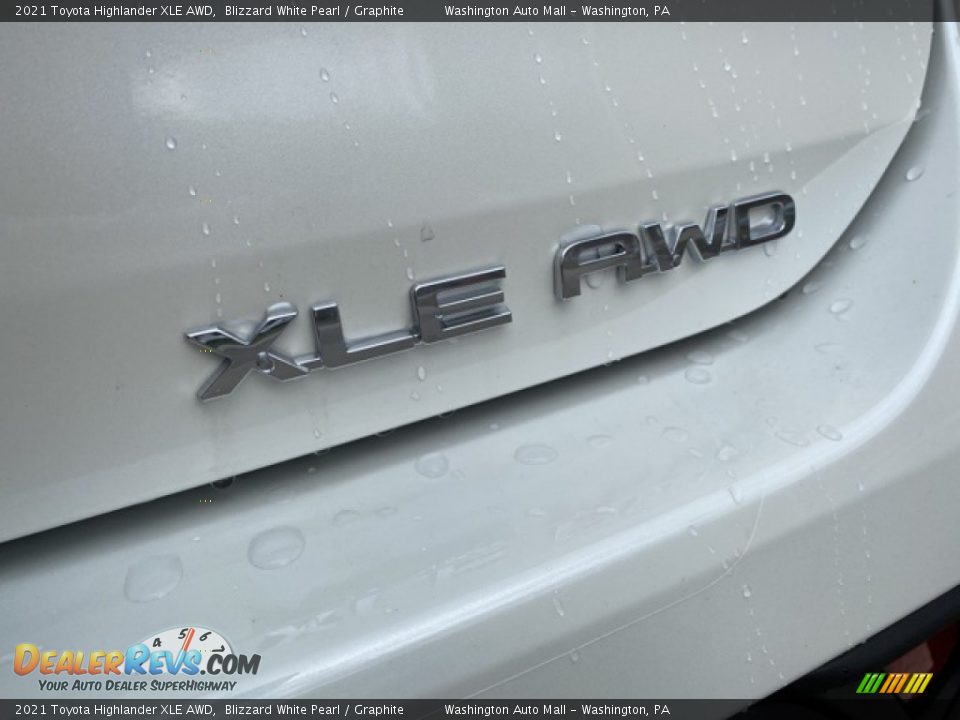 2021 Toyota Highlander XLE AWD Blizzard White Pearl / Graphite Photo #25