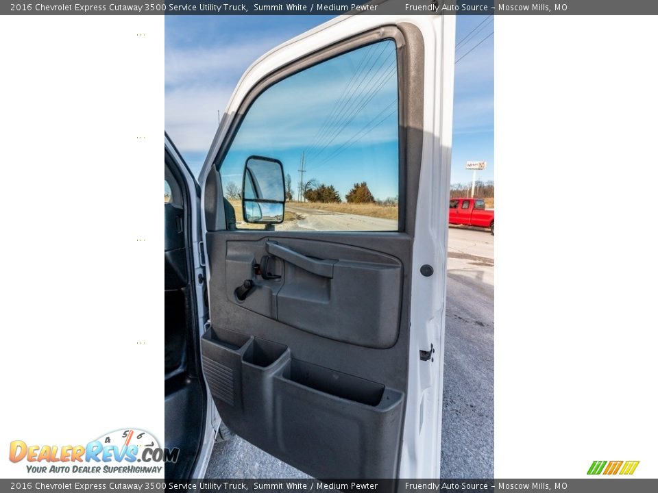 2016 Chevrolet Express Cutaway 3500 Service Utility Truck Summit White / Medium Pewter Photo #35