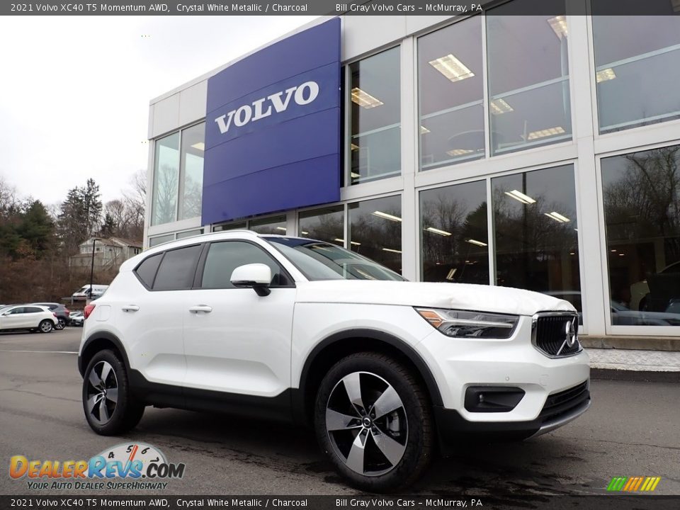 Front 3/4 View of 2021 Volvo XC40 T5 Momentum AWD Photo #1