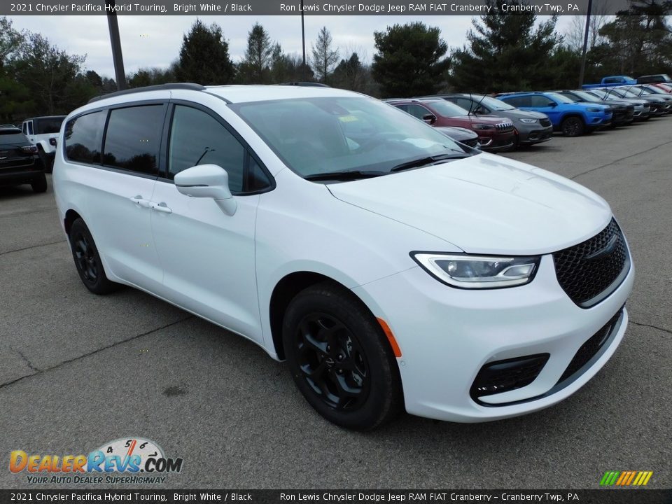 Front 3/4 View of 2021 Chrysler Pacifica Hybrid Touring Photo #3