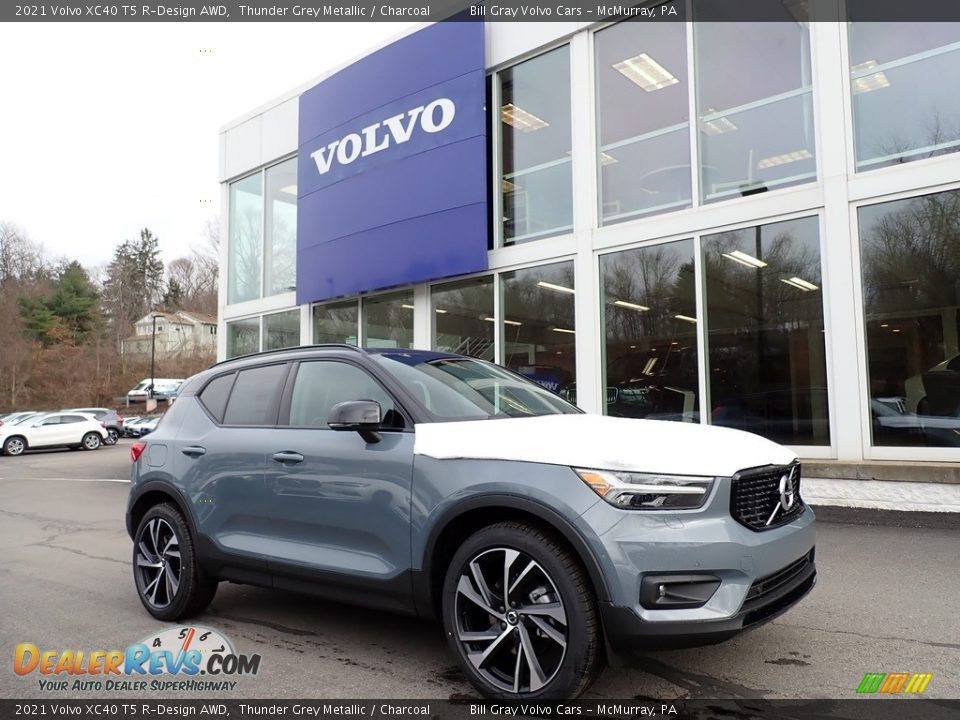 Front 3/4 View of 2021 Volvo XC40 T5 R-Design AWD Photo #1