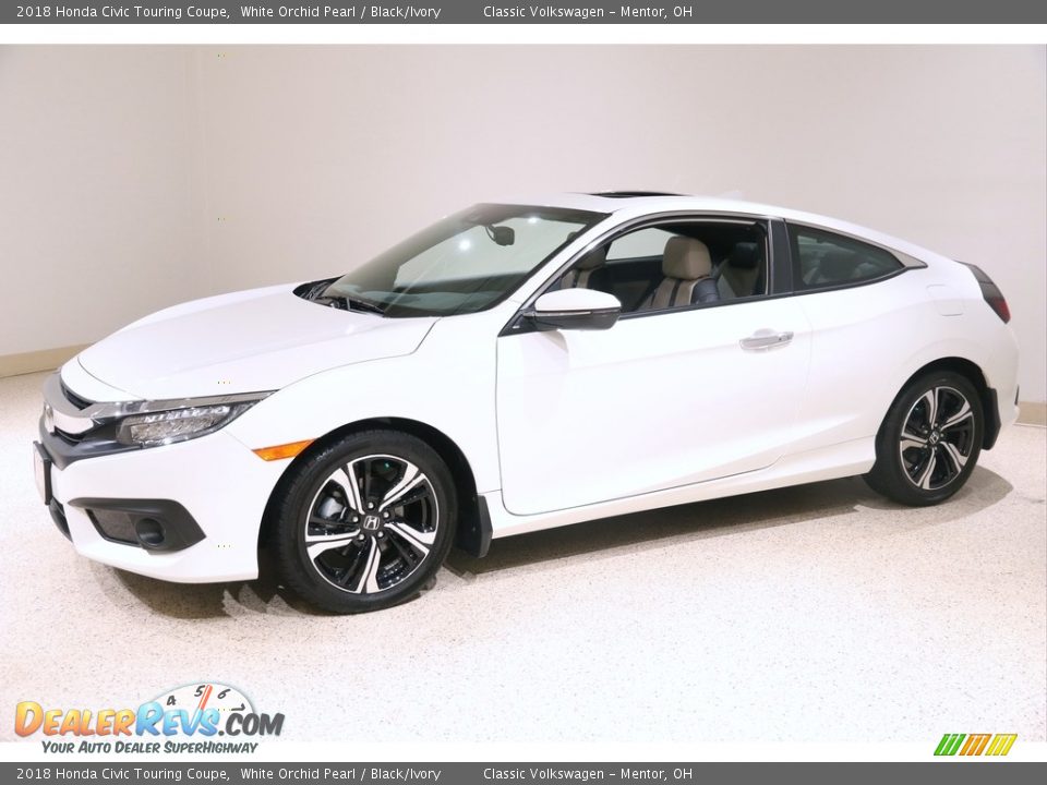 Front 3/4 View of 2018 Honda Civic Touring Coupe Photo #3