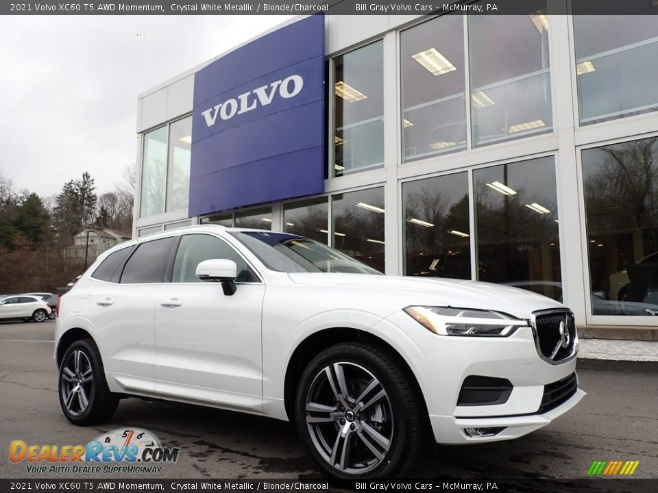 Front 3/4 View of 2021 Volvo XC60 T5 AWD Momentum Photo #1