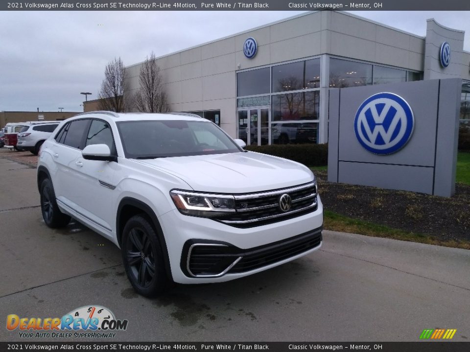 Front 3/4 View of 2021 Volkswagen Atlas Cross Sport SE Technology R-Line 4Motion Photo #1