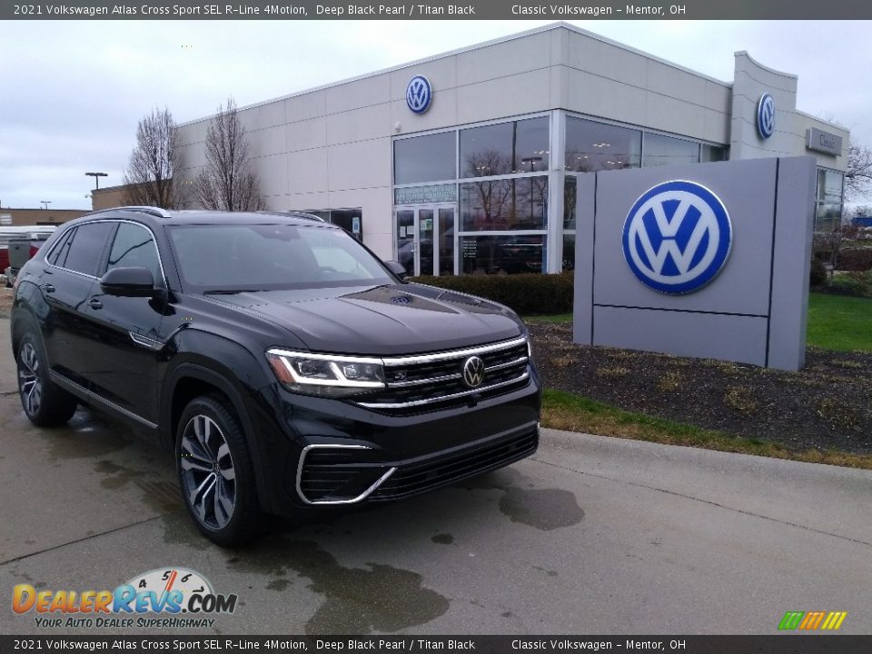 Front 3/4 View of 2021 Volkswagen Atlas Cross Sport SEL R-Line 4Motion Photo #1