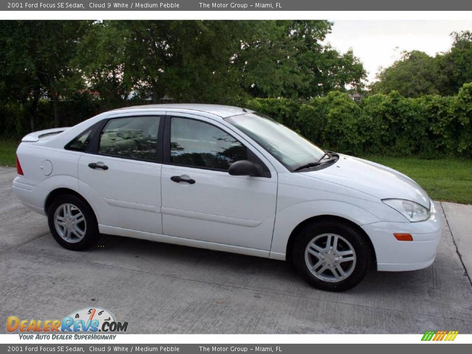 2001 Ford Focus SE Sedan Cloud 9 White / Medium Pebble Photo #9