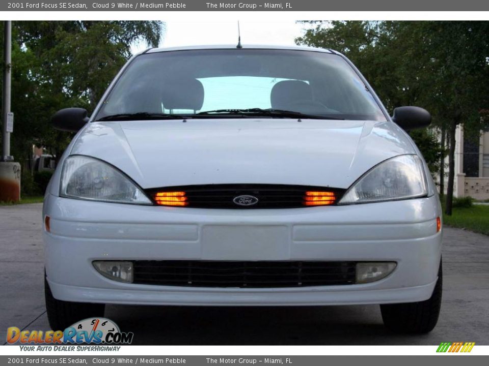 2001 Ford Focus SE Sedan Cloud 9 White / Medium Pebble Photo #11