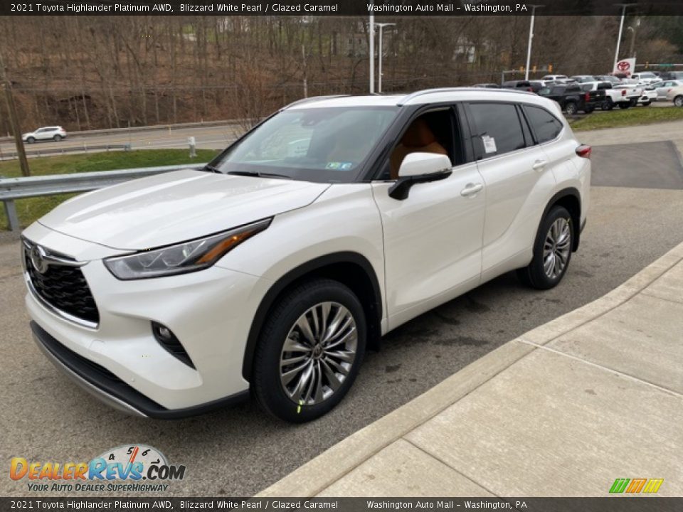 Front 3/4 View of 2021 Toyota Highlander Platinum AWD Photo #13