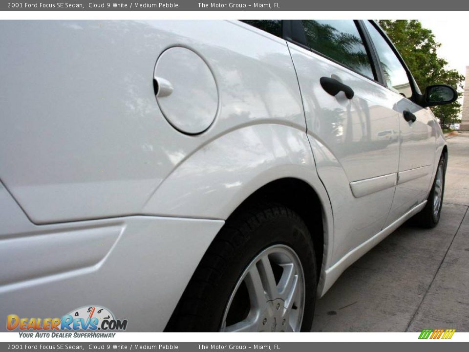 2001 Ford Focus SE Sedan Cloud 9 White / Medium Pebble Photo #15