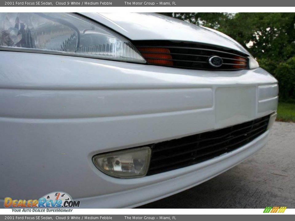 2001 Ford Focus SE Sedan Cloud 9 White / Medium Pebble Photo #17