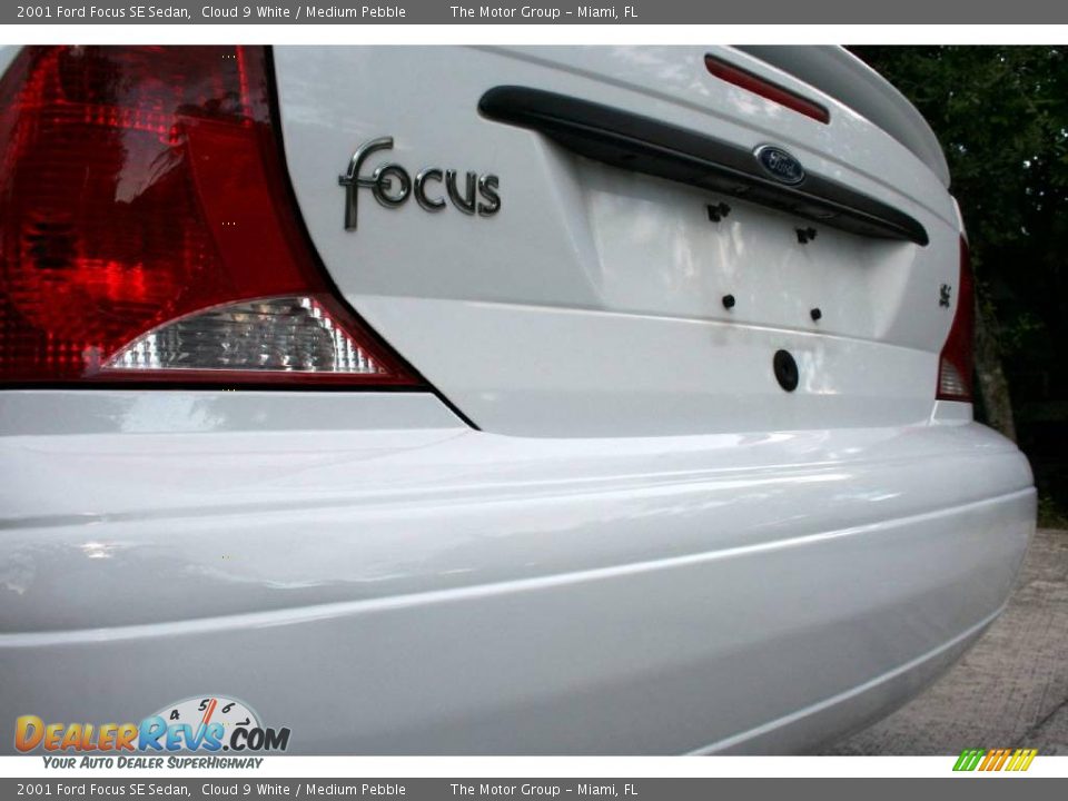 2001 Ford Focus SE Sedan Cloud 9 White / Medium Pebble Photo #19