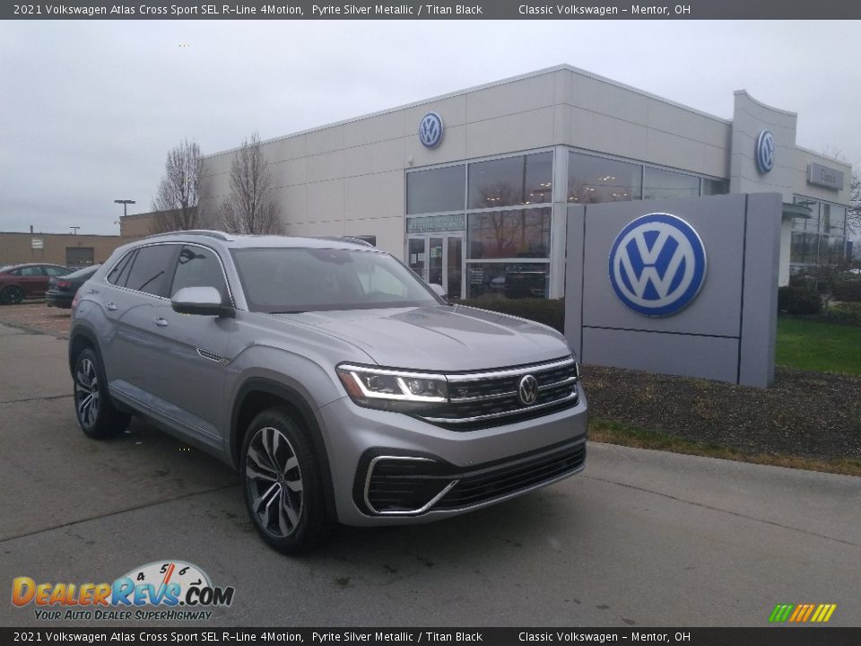 Front 3/4 View of 2021 Volkswagen Atlas Cross Sport SEL R-Line 4Motion Photo #1