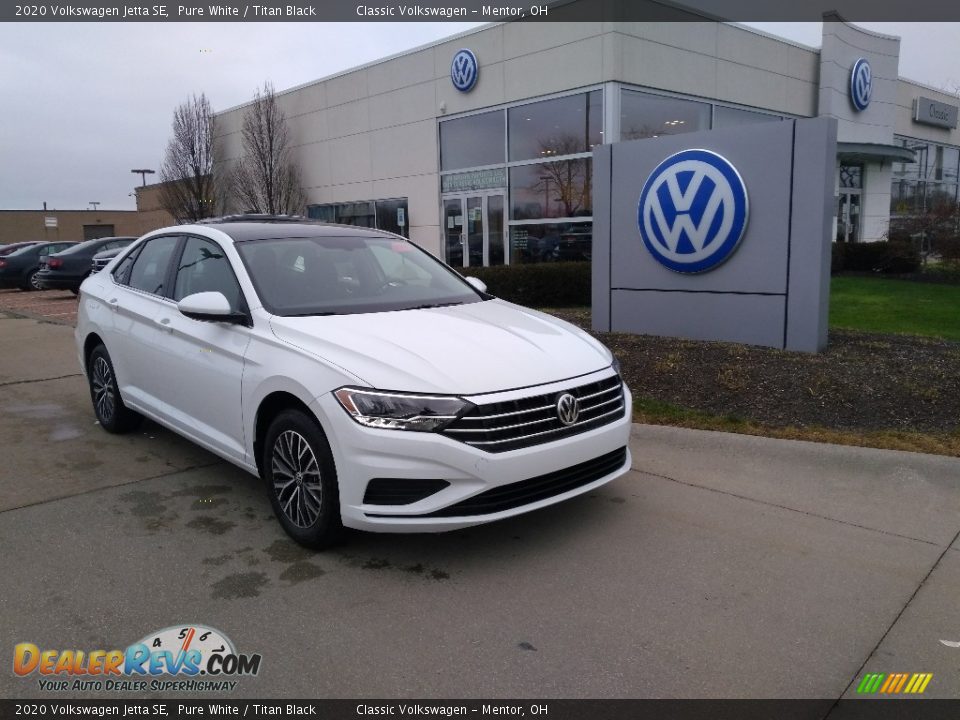 Front 3/4 View of 2020 Volkswagen Jetta SE Photo #1