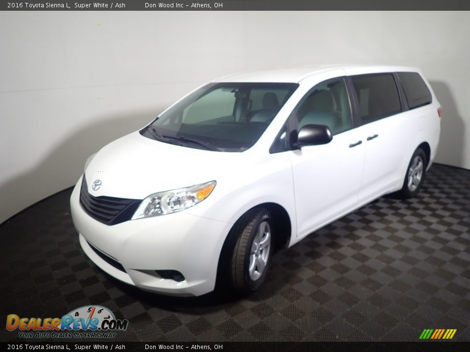 2016 Toyota Sienna L Super White / Ash Photo #9