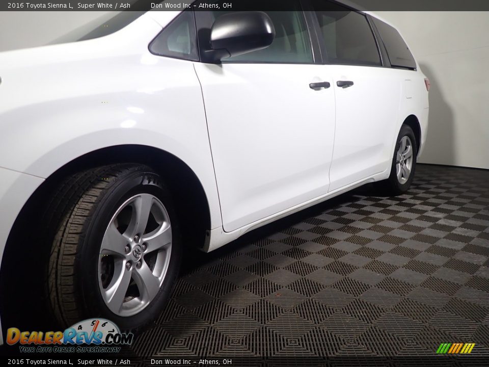 2016 Toyota Sienna L Super White / Ash Photo #10