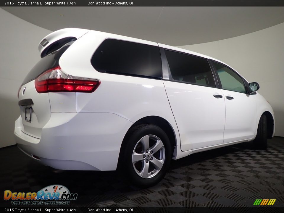 2016 Toyota Sienna L Super White / Ash Photo #16