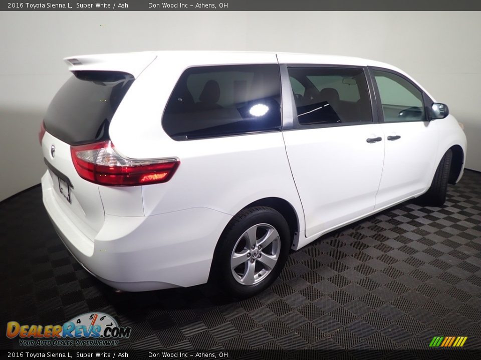 2016 Toyota Sienna L Super White / Ash Photo #17