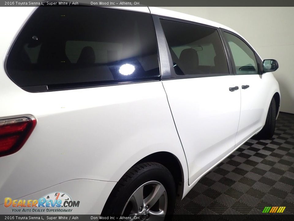 2016 Toyota Sienna L Super White / Ash Photo #19