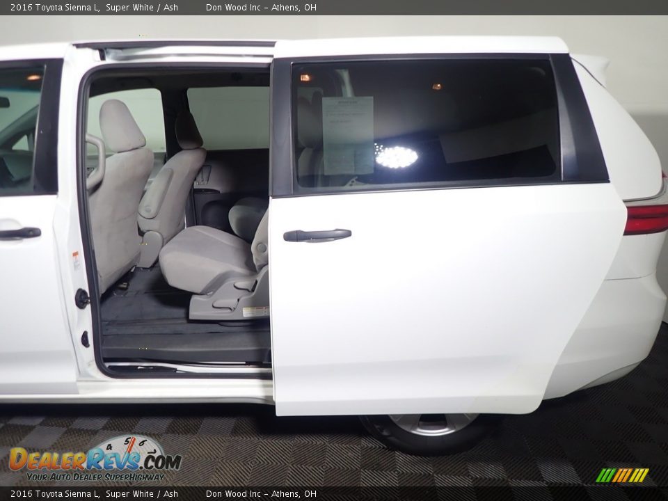 2016 Toyota Sienna L Super White / Ash Photo #32