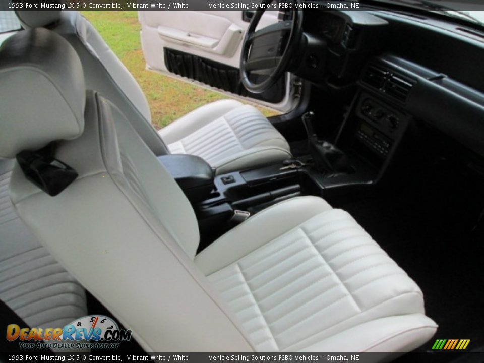 1993 Ford Mustang LX 5.0 Convertible Vibrant White / White Photo #6