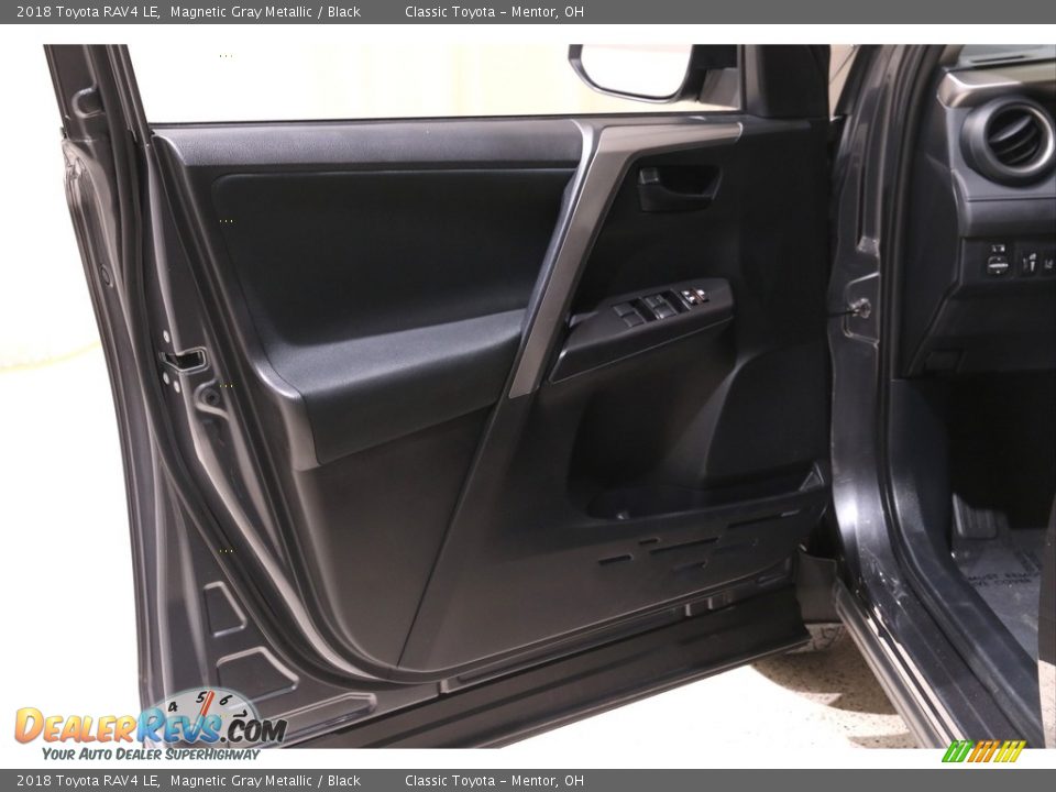 2018 Toyota RAV4 LE Magnetic Gray Metallic / Black Photo #4