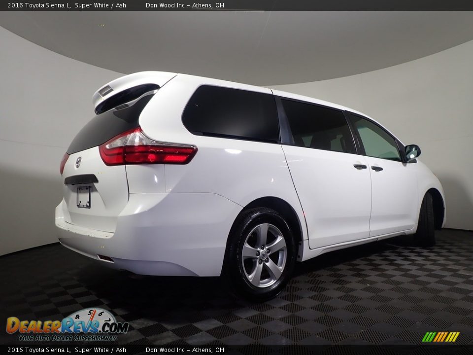 2016 Toyota Sienna L Super White / Ash Photo #16