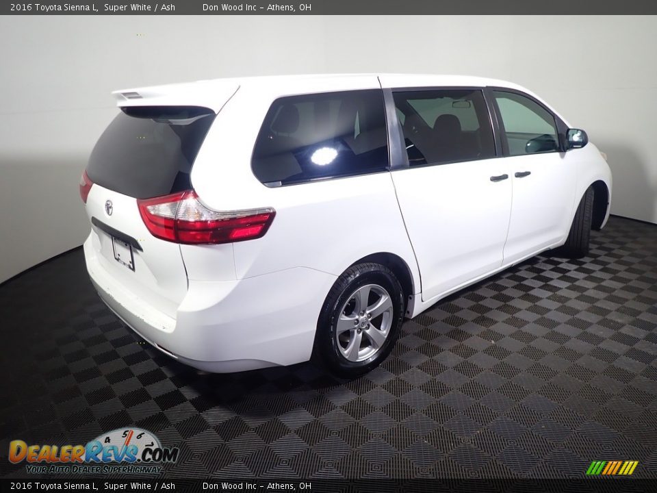 2016 Toyota Sienna L Super White / Ash Photo #17