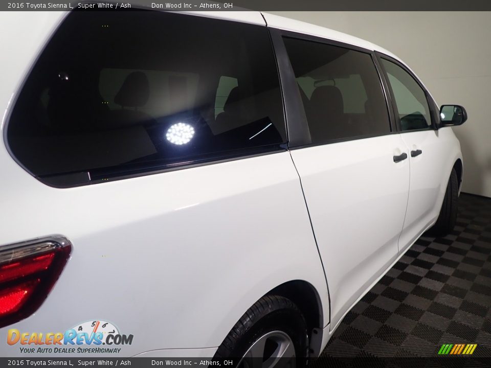 2016 Toyota Sienna L Super White / Ash Photo #19