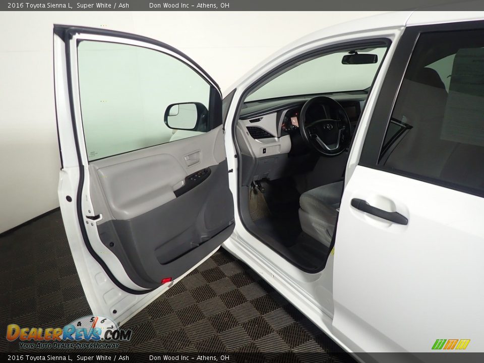 2016 Toyota Sienna L Super White / Ash Photo #20