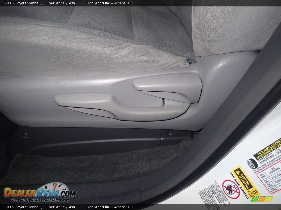 2016 Toyota Sienna L Super White / Ash Photo #23