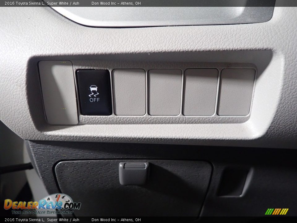 2016 Toyota Sienna L Super White / Ash Photo #31