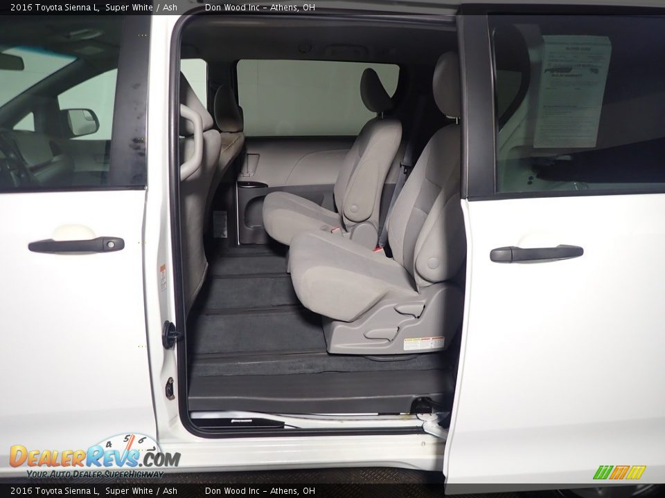 2016 Toyota Sienna L Super White / Ash Photo #32