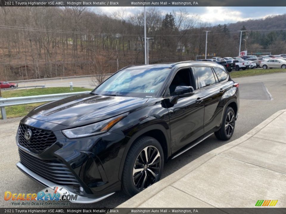 Front 3/4 View of 2021 Toyota Highlander XSE AWD Photo #13