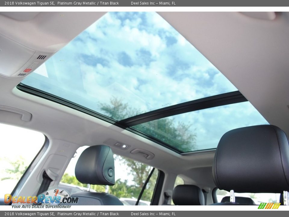 Sunroof of 2018 Volkswagen Tiguan SE Photo #13