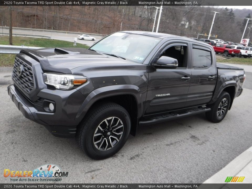 Front 3/4 View of 2020 Toyota Tacoma TRD Sport Double Cab 4x4 Photo #12