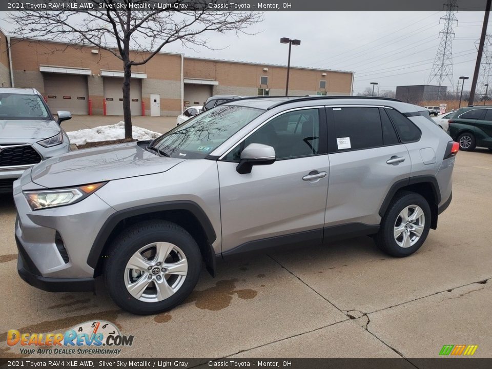 Front 3/4 View of 2021 Toyota RAV4 XLE AWD Photo #1