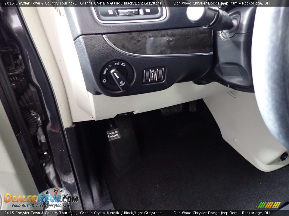 2015 Chrysler Town & Country Touring-L Granite Crystal Metallic / Black/Light Graystone Photo #25