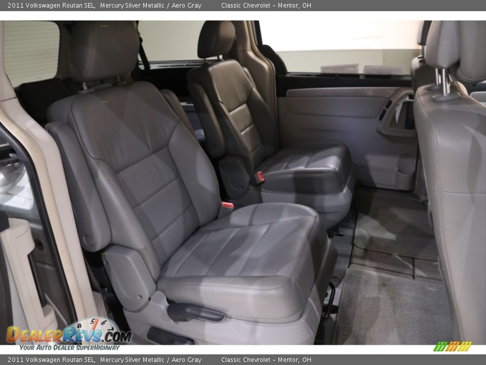 2011 Volkswagen Routan SEL Mercury Silver Metallic / Aero Gray Photo #16