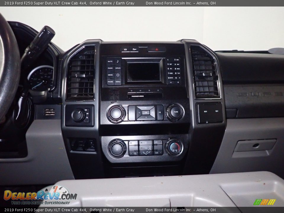2019 Ford F250 Super Duty XLT Crew Cab 4x4 Oxford White / Earth Gray Photo #24