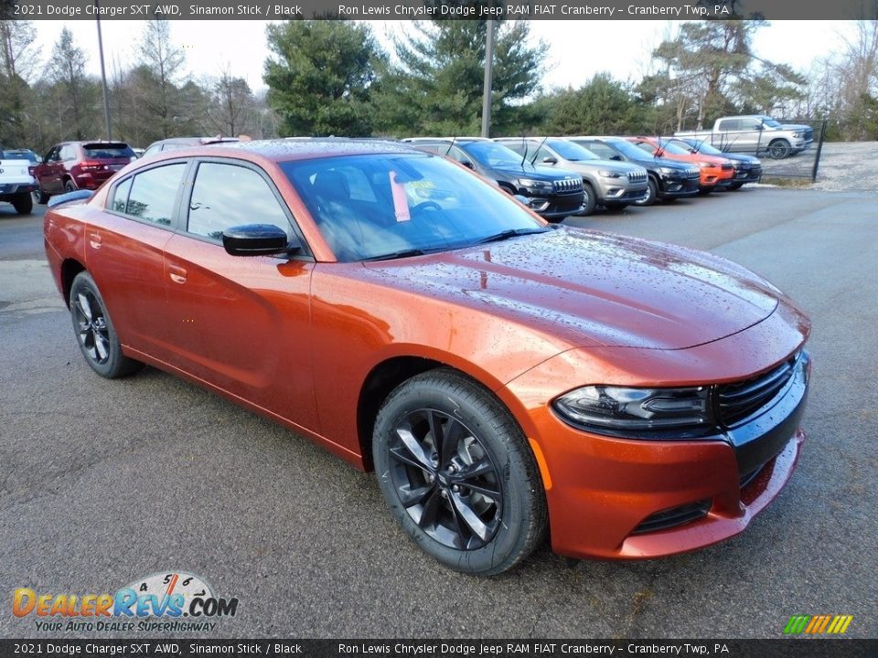 Front 3/4 View of 2021 Dodge Charger SXT AWD Photo #3