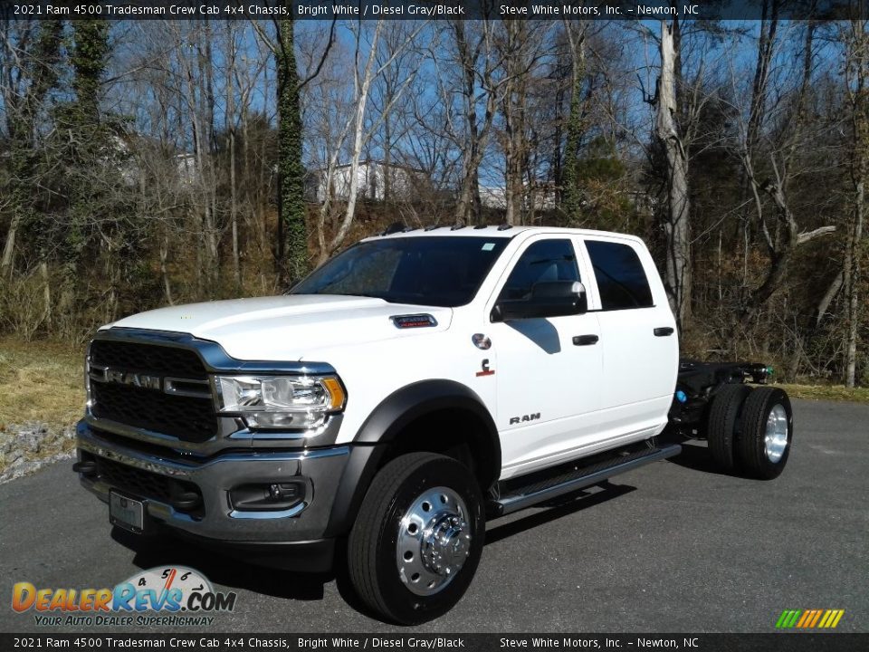 Front 3/4 View of 2021 Ram 4500 Tradesman Crew Cab 4x4 Chassis Photo #2