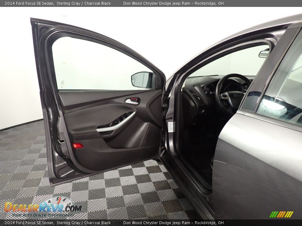2014 Ford Focus SE Sedan Sterling Gray / Charcoal Black Photo #28