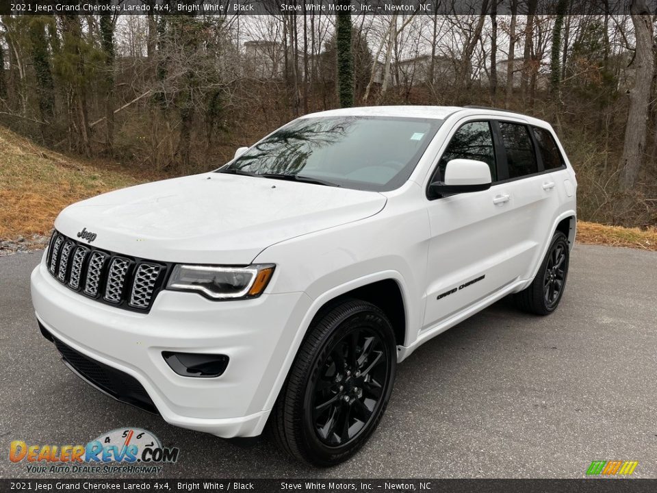 2021 Jeep Grand Cherokee Laredo 4x4 Bright White / Black Photo #2