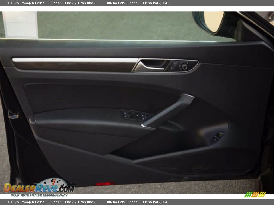 Door Panel of 2016 Volkswagen Passat SE Sedan Photo #29
