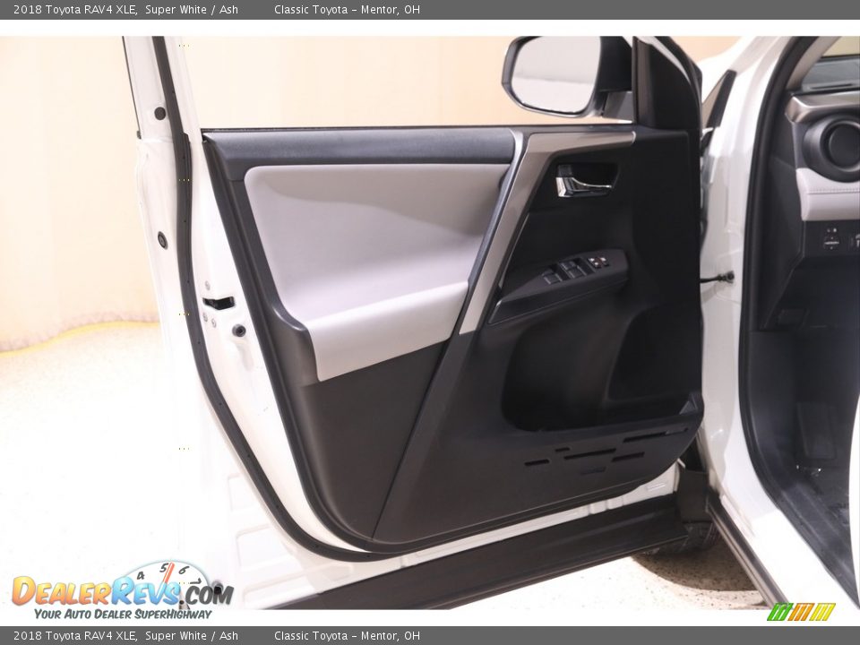 2018 Toyota RAV4 XLE Super White / Ash Photo #4