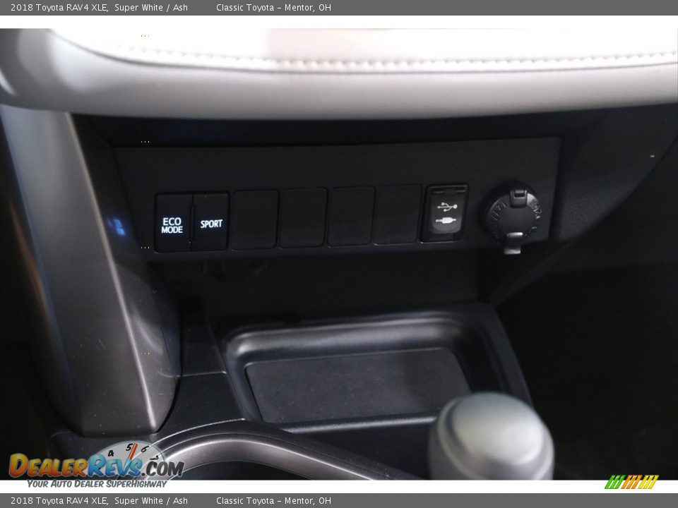 2018 Toyota RAV4 XLE Super White / Ash Photo #14