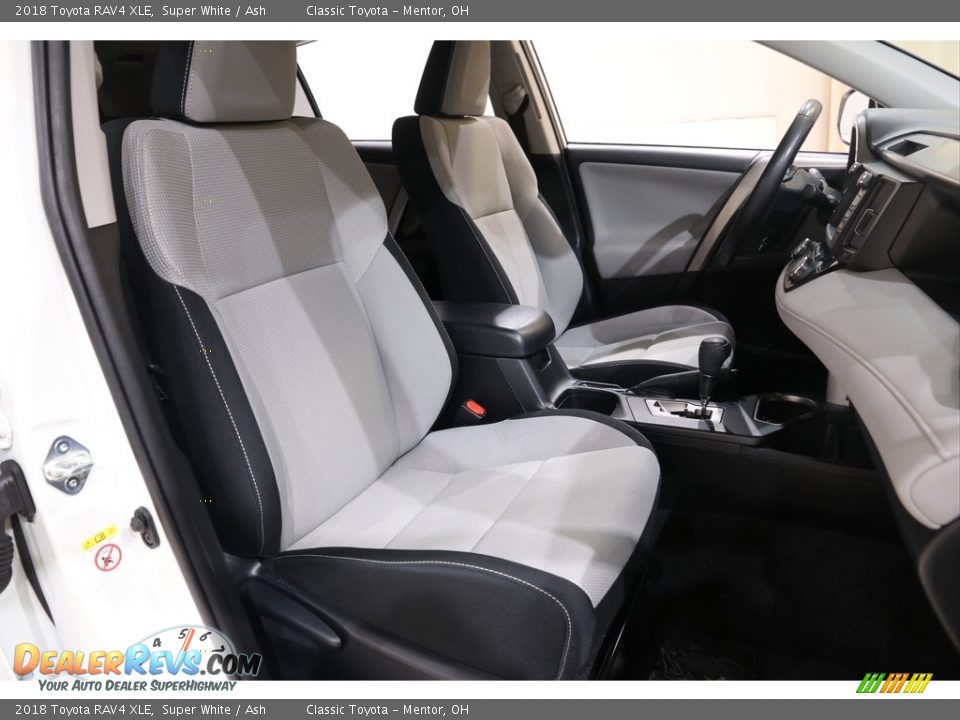 2018 Toyota RAV4 XLE Super White / Ash Photo #16
