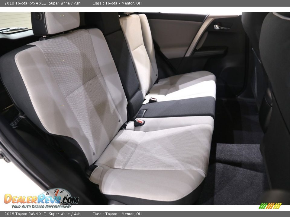 2018 Toyota RAV4 XLE Super White / Ash Photo #17