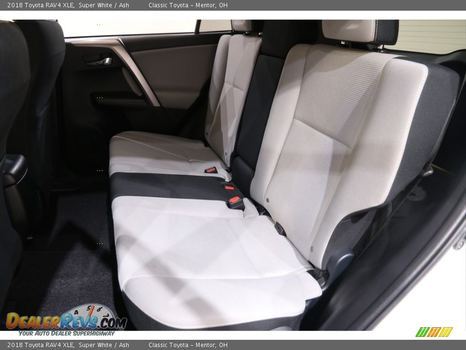 2018 Toyota RAV4 XLE Super White / Ash Photo #18